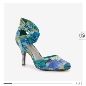 NEW IN BOX- Impo Tamari heels